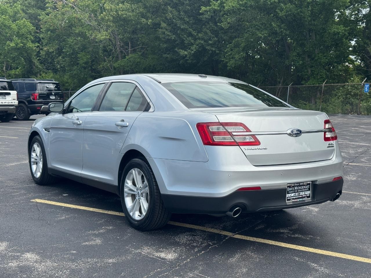 Ford Taurus Vehicle Full-screen Gallery Image 06