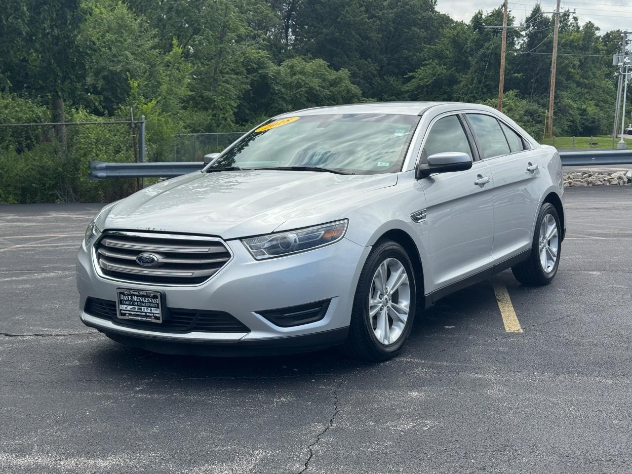 Ford Taurus Vehicle Full-screen Gallery Image 08