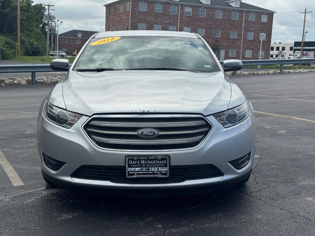 Ford Taurus Vehicle Full-screen Gallery Image 09
