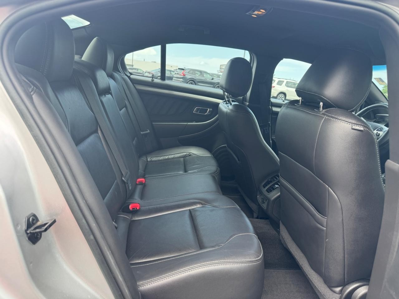 Ford Taurus Vehicle Full-screen Gallery Image 10