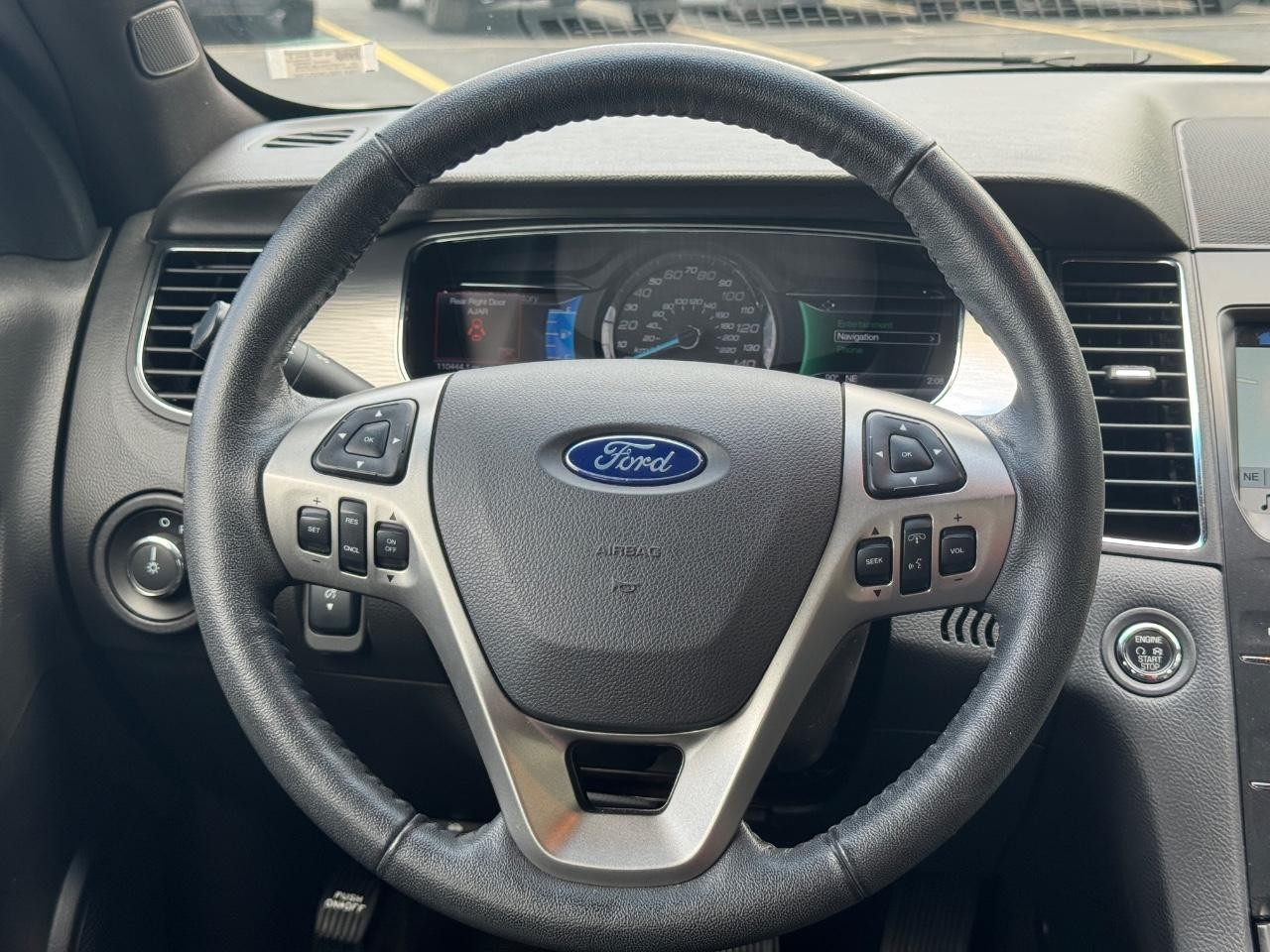 Ford Taurus Vehicle Full-screen Gallery Image 12