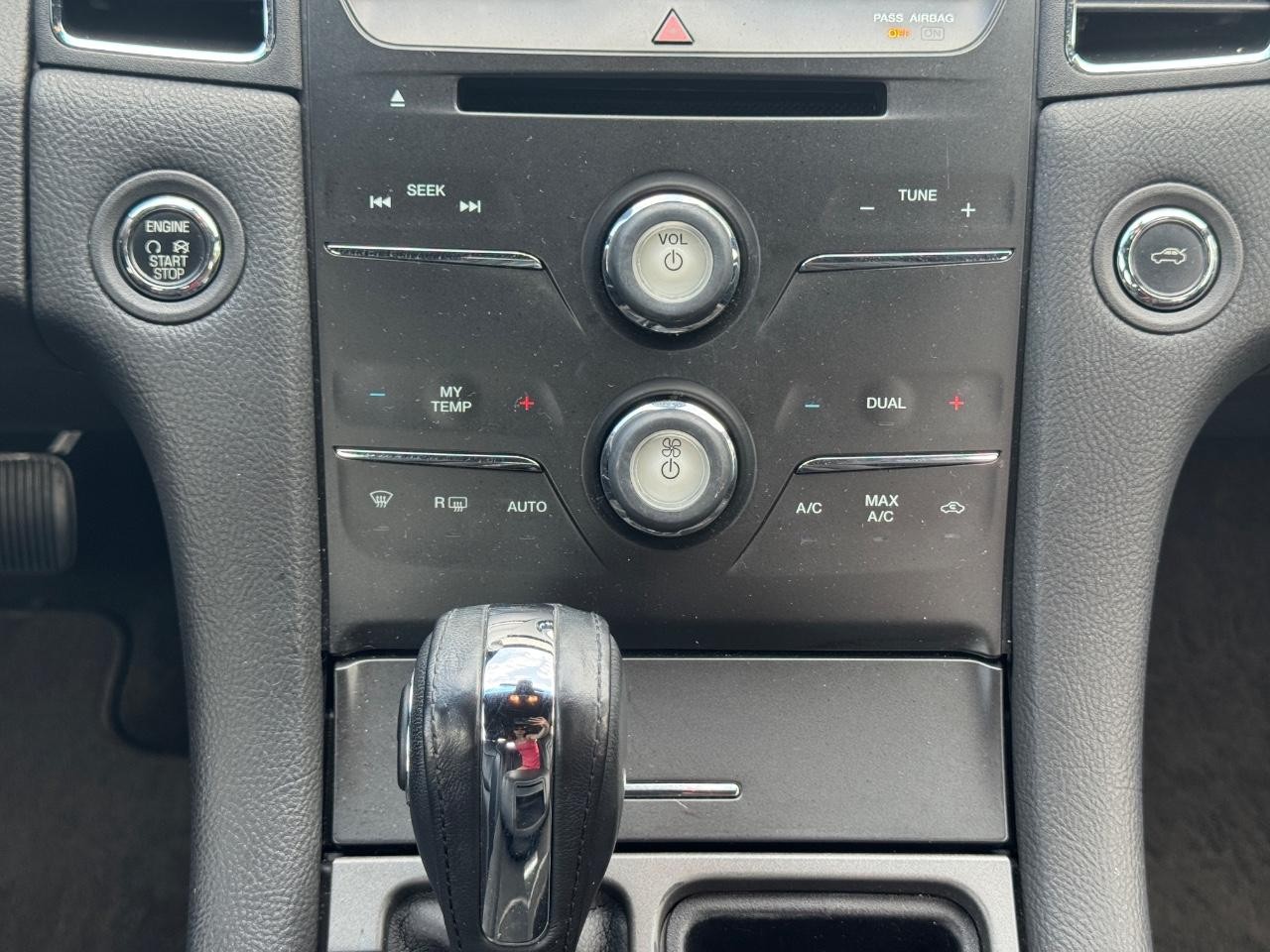 Ford Taurus Vehicle Full-screen Gallery Image 14