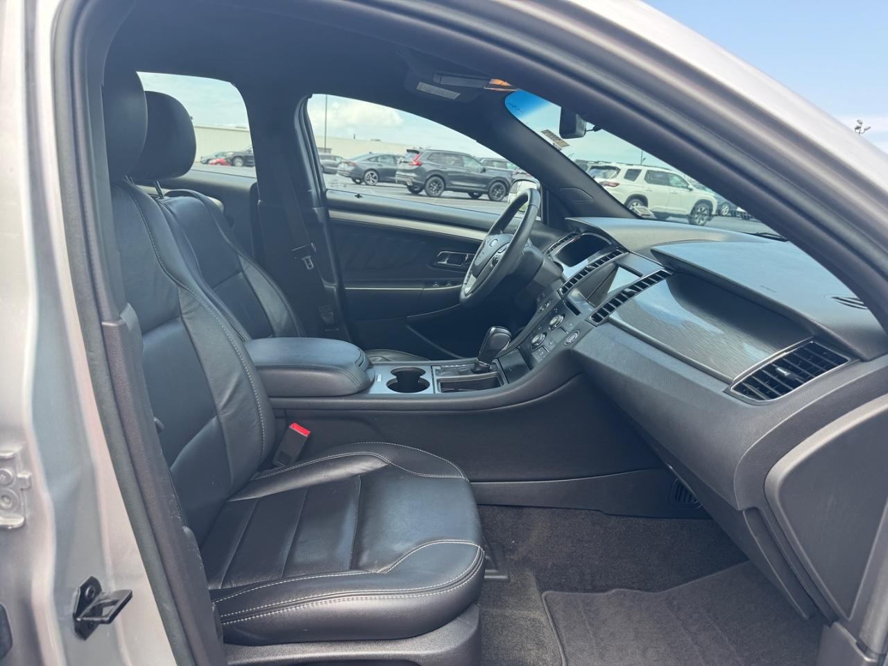 Ford Taurus Vehicle Full-screen Gallery Image 17