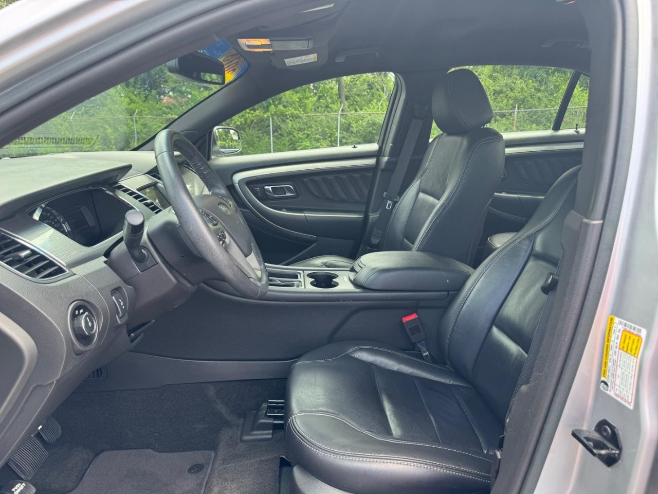 Ford Taurus Vehicle Full-screen Gallery Image 18
