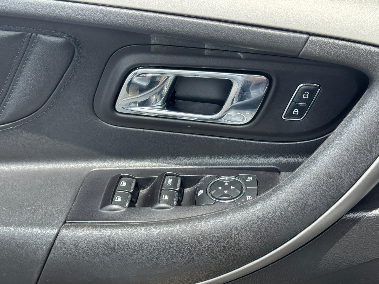 Ford Taurus Vehicle Full-screen Gallery Image 25