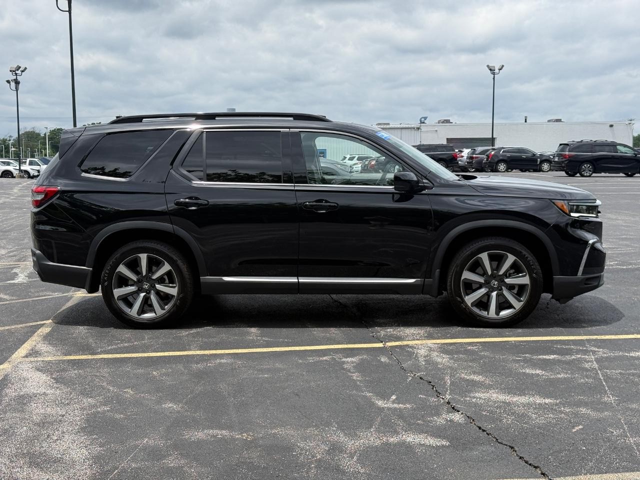 Honda Pilot Vehicle Full-screen Gallery Image 02
