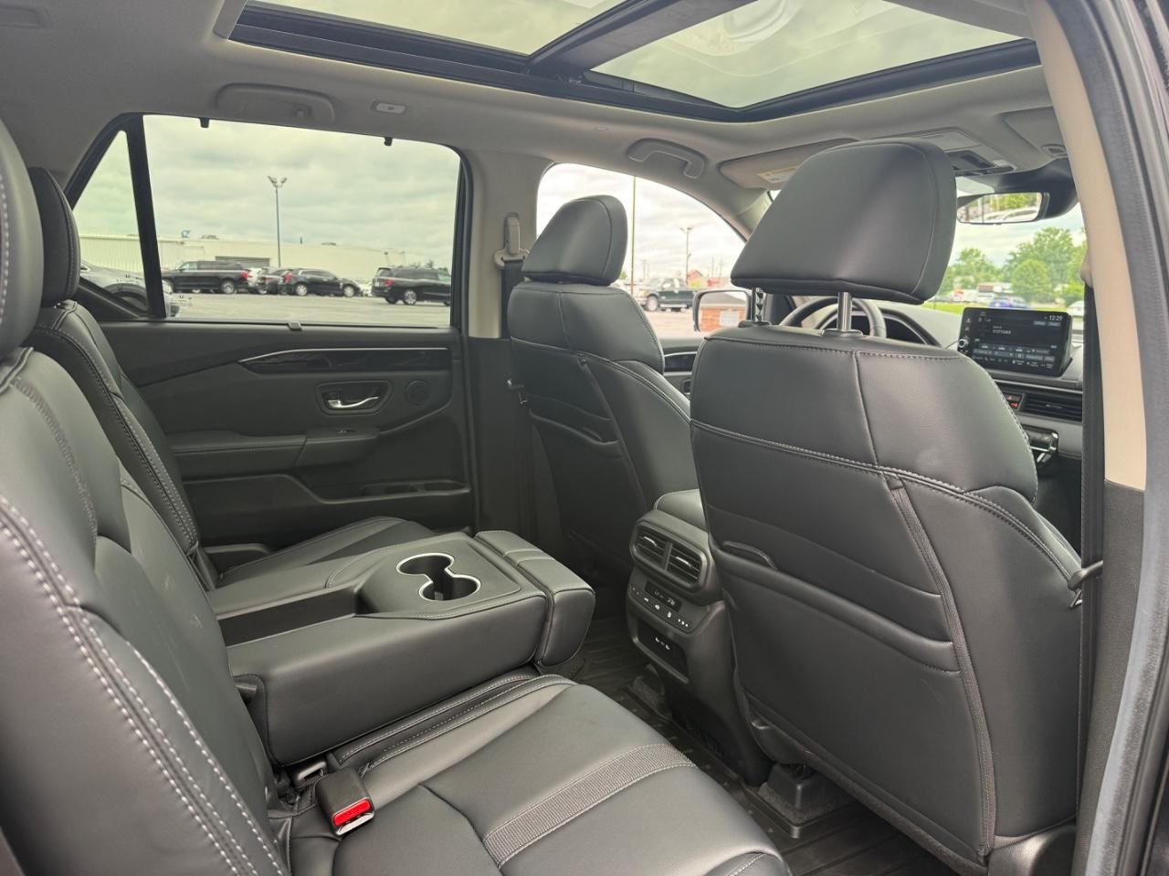 Honda Pilot Vehicle Full-screen Gallery Image 12