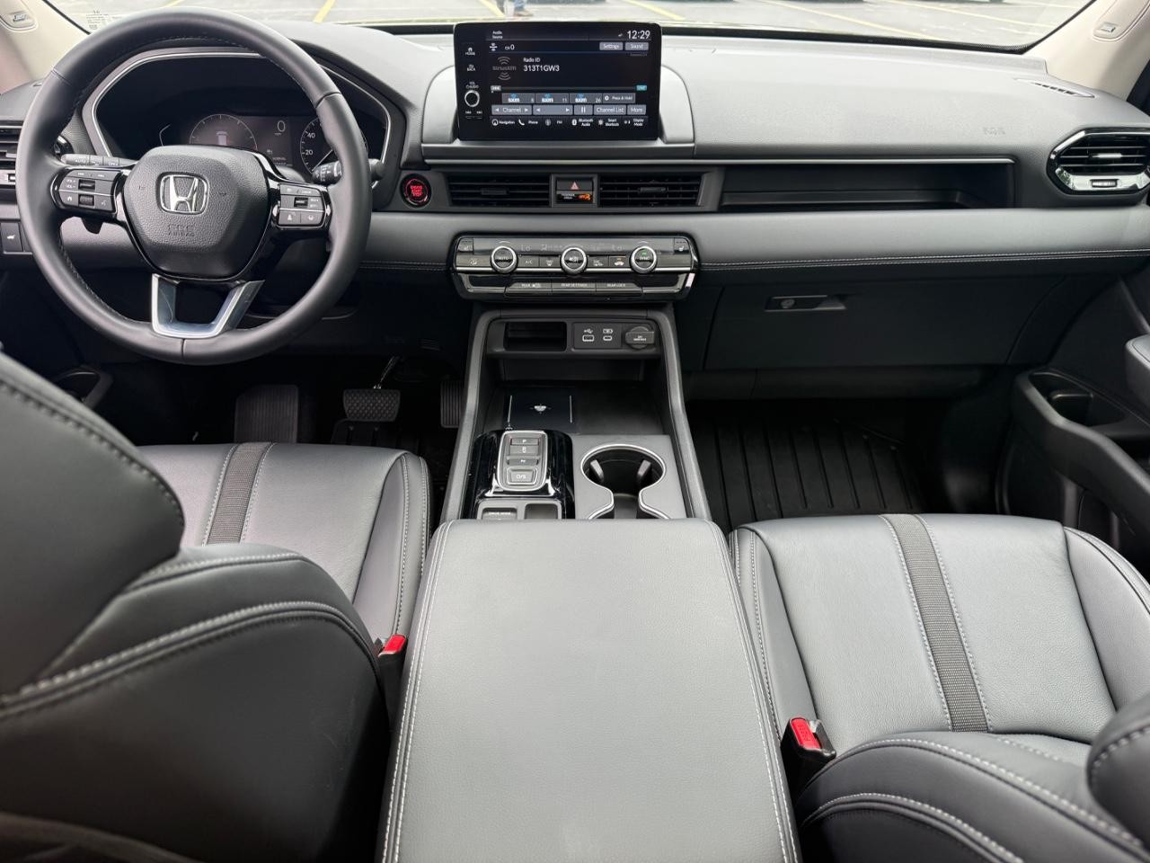 Honda Pilot Vehicle Full-screen Gallery Image 14