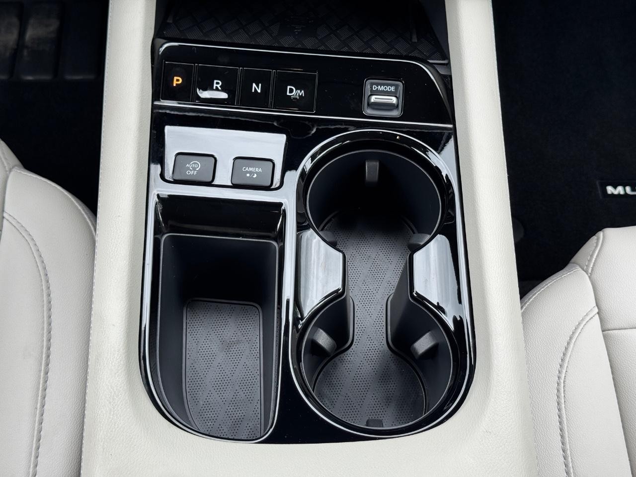 Nissan Murano Vehicle Full-screen Gallery Image 16