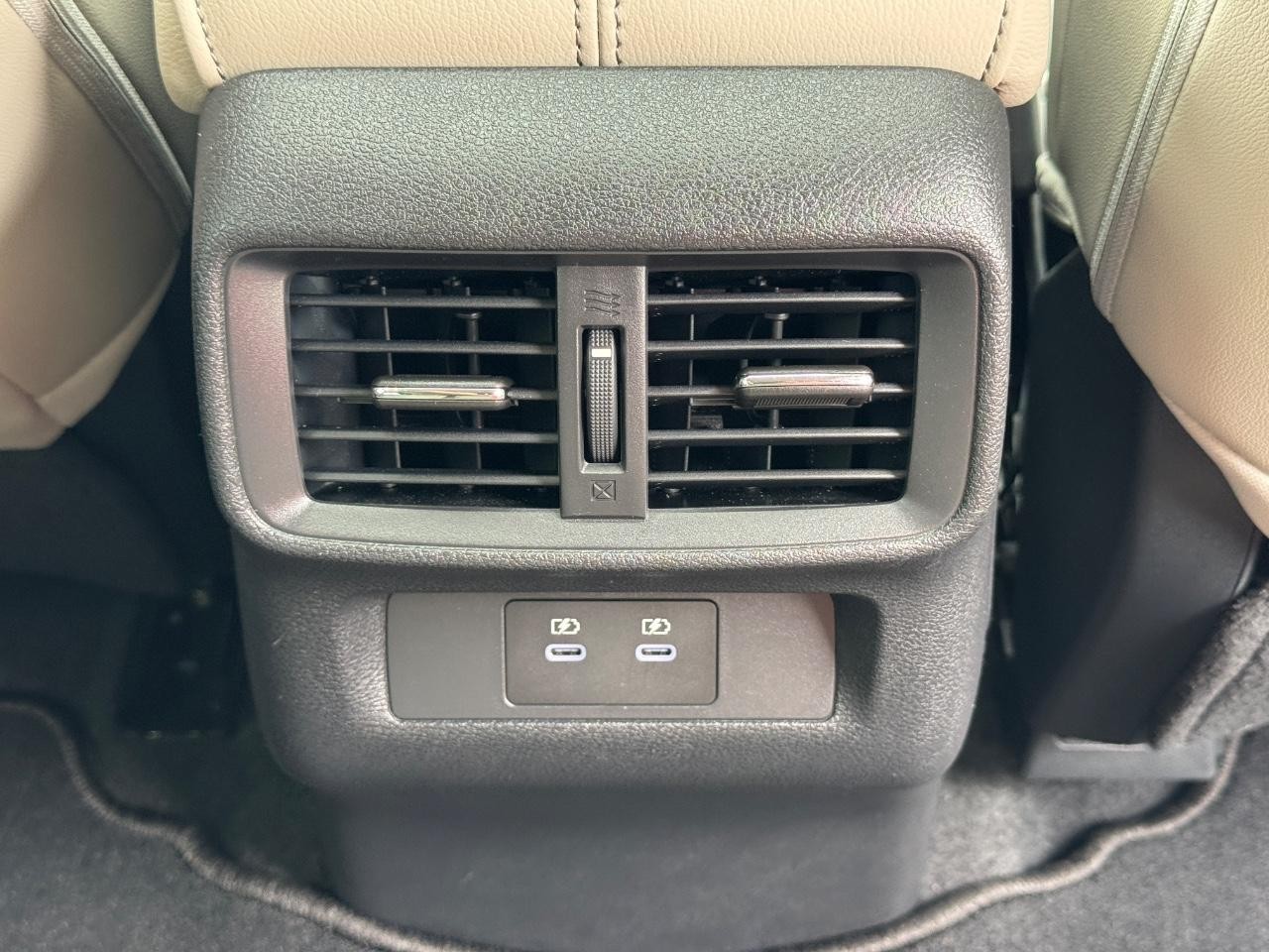 Nissan Murano Vehicle Full-screen Gallery Image 17