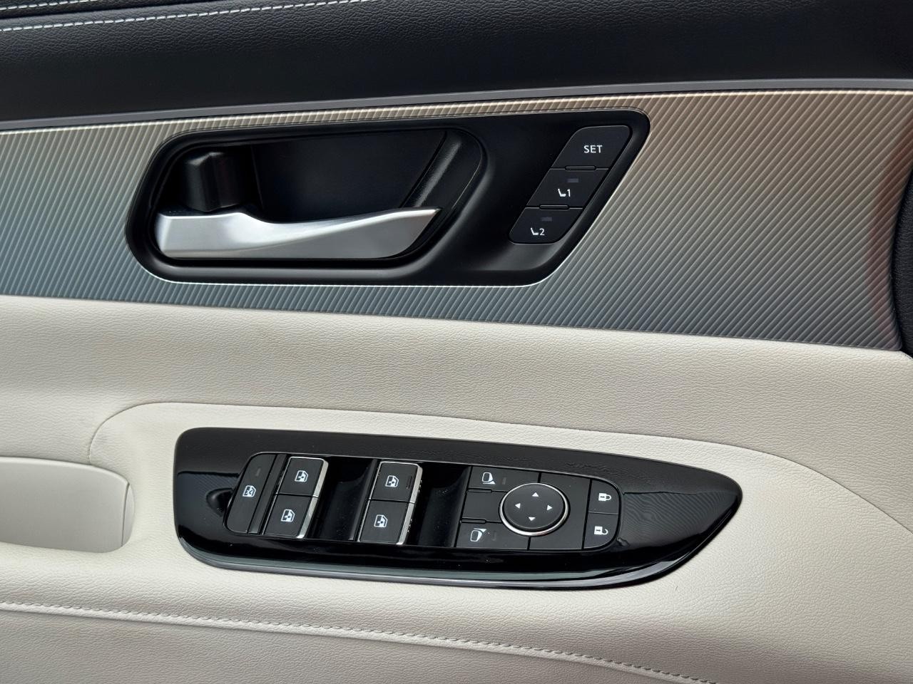 Nissan Murano Vehicle Full-screen Gallery Image 27