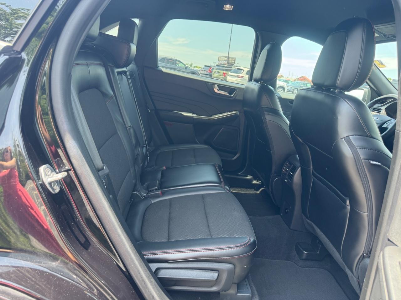Ford Escape Vehicle Full-screen Gallery Image 11