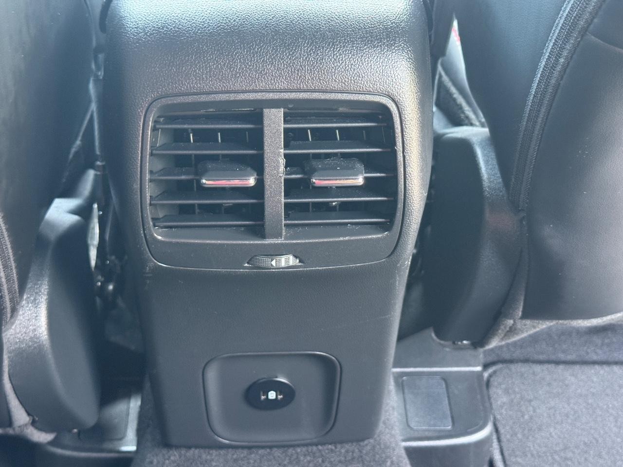 Ford Escape Vehicle Full-screen Gallery Image 17