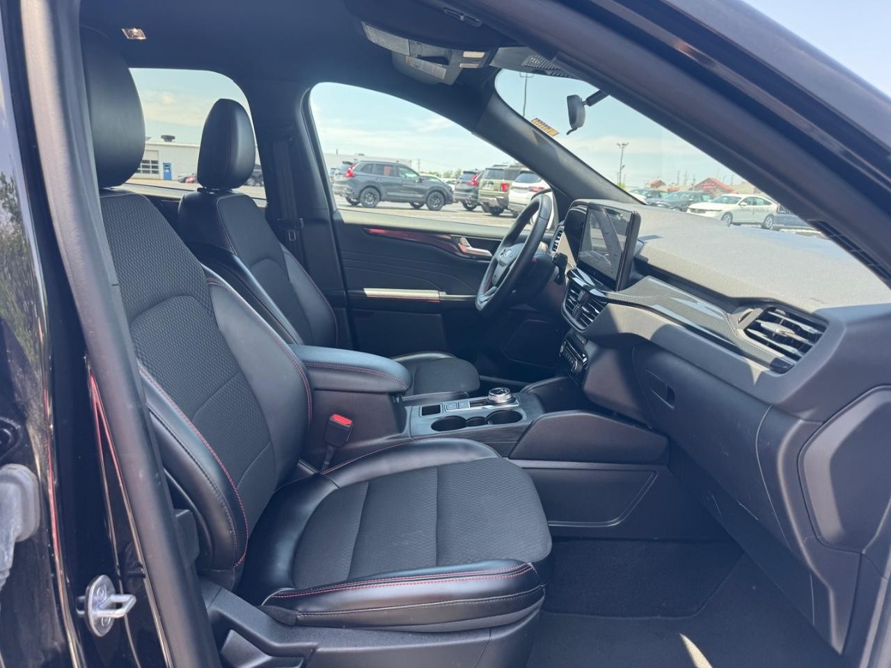 Ford Escape Vehicle Full-screen Gallery Image 18