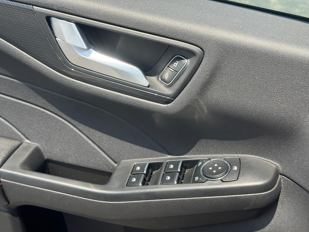 Ford Escape Vehicle Full-screen Gallery Image 26
