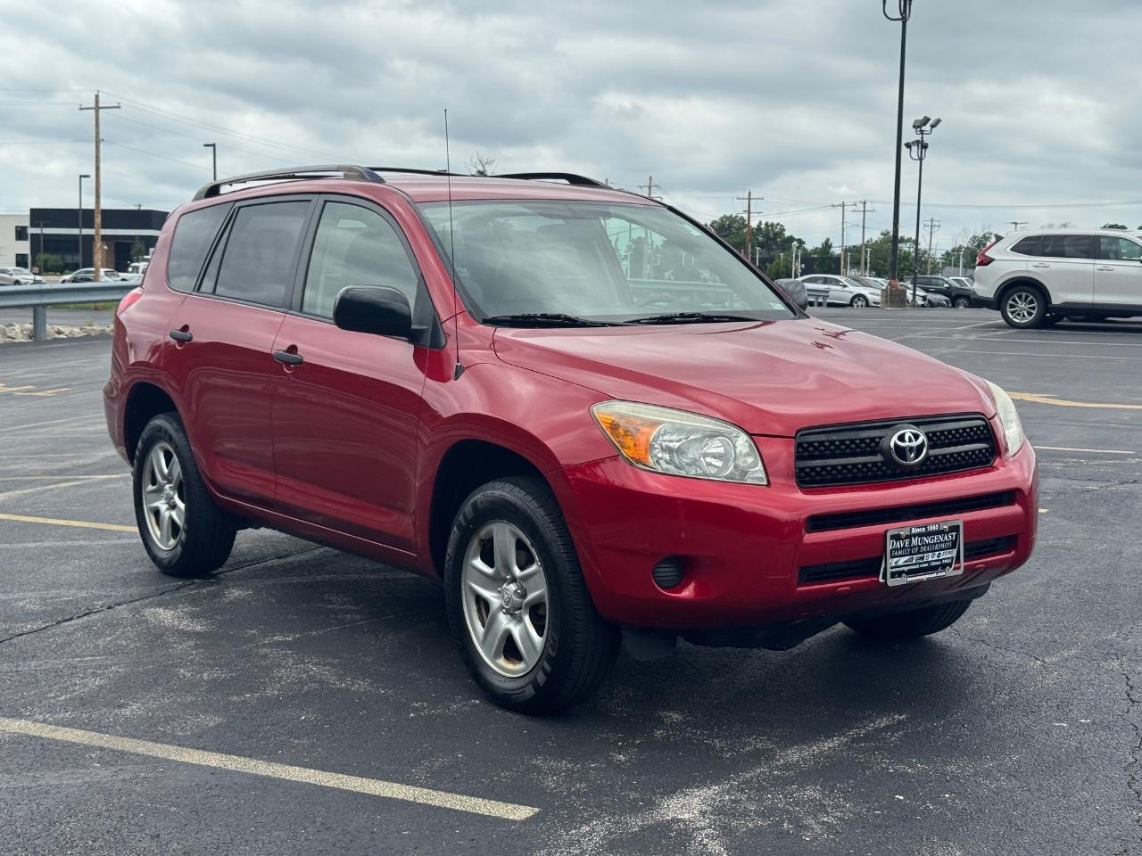 Toyota RAV4 Vehicle Full-screen Gallery Image 02