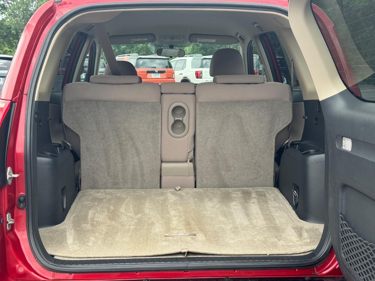 Toyota RAV4 Vehicle Full-screen Gallery Image 05