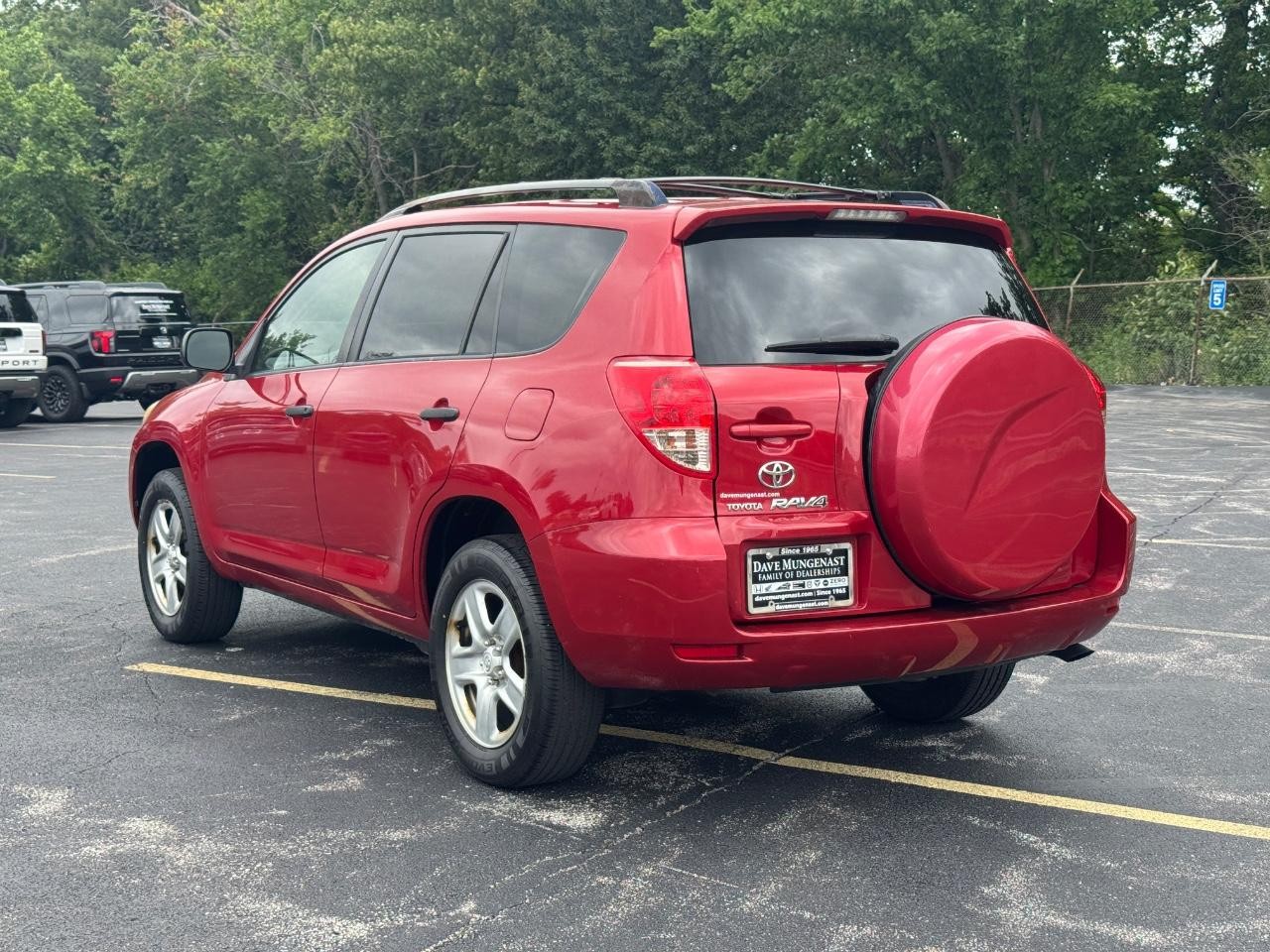 Toyota RAV4 Vehicle Full-screen Gallery Image 07