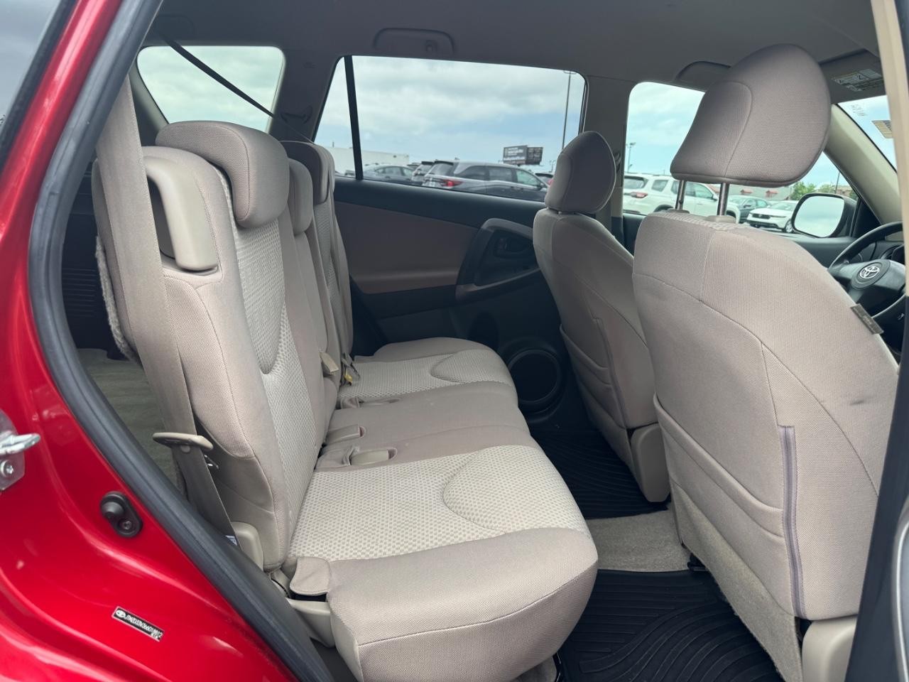 Toyota RAV4 Vehicle Full-screen Gallery Image 11