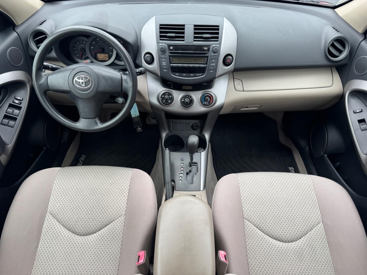 Toyota RAV4 Vehicle Full-screen Gallery Image 12