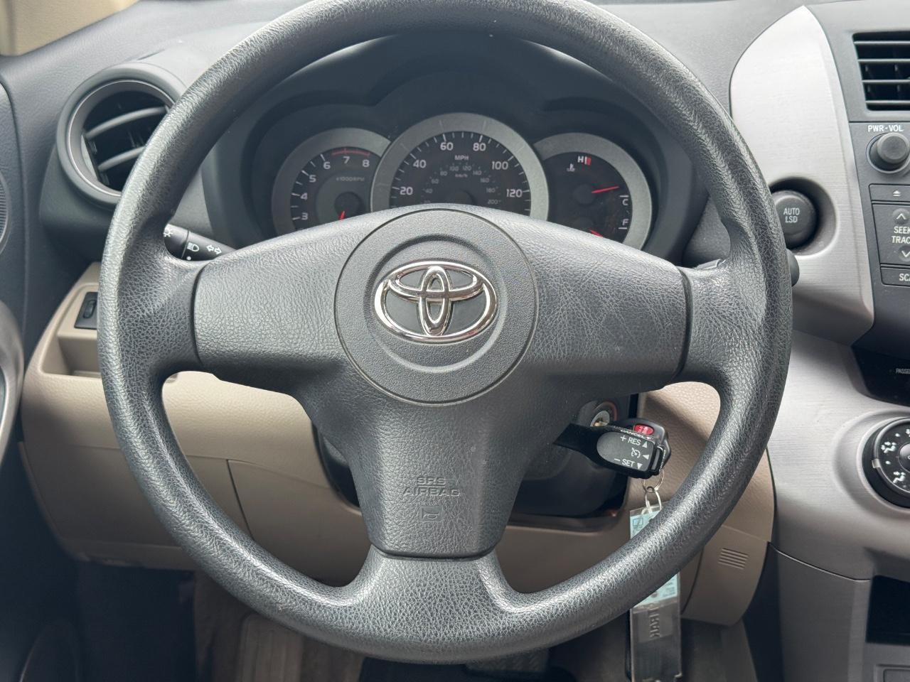 Toyota RAV4 Vehicle Full-screen Gallery Image 13