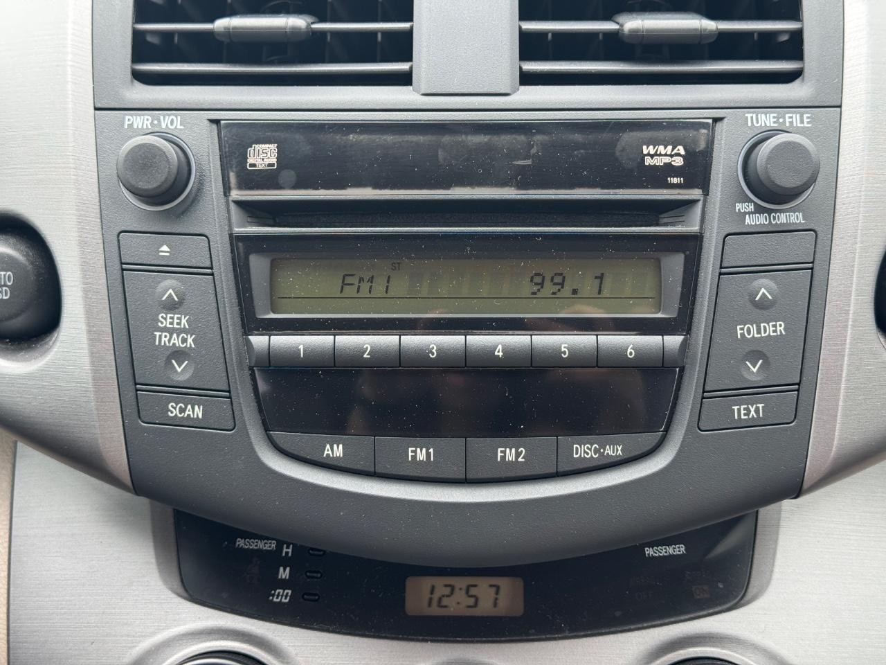 Toyota RAV4 Vehicle Full-screen Gallery Image 14