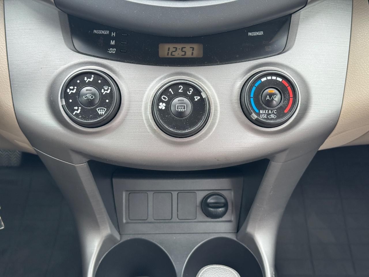 Toyota RAV4 Vehicle Full-screen Gallery Image 15