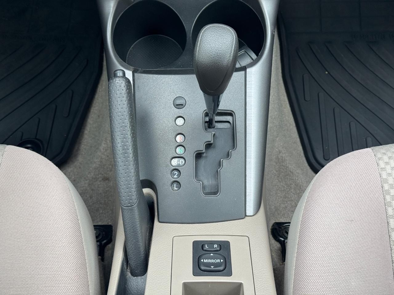 Toyota RAV4 Vehicle Full-screen Gallery Image 16