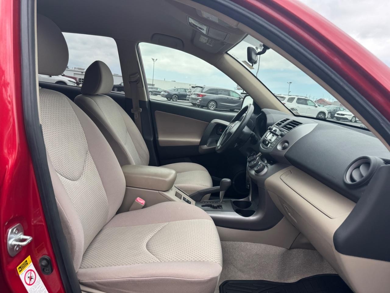 Toyota RAV4 Vehicle Full-screen Gallery Image 17