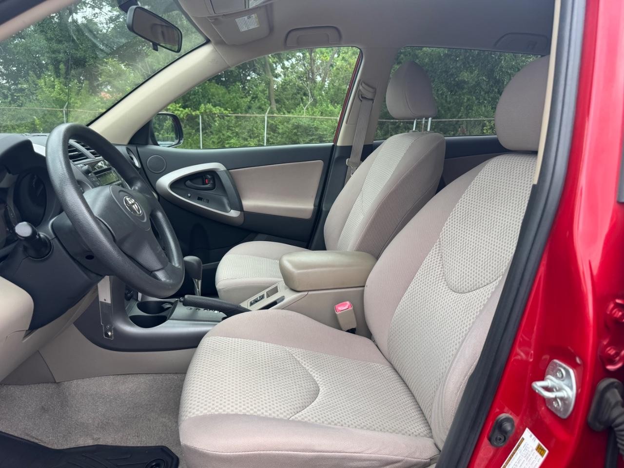 Toyota RAV4 Vehicle Full-screen Gallery Image 18