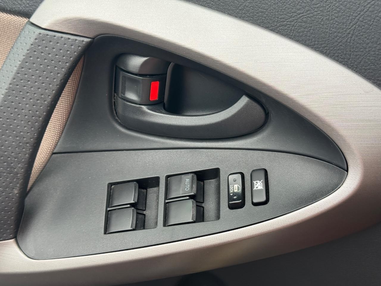 Toyota RAV4 Vehicle Full-screen Gallery Image 21