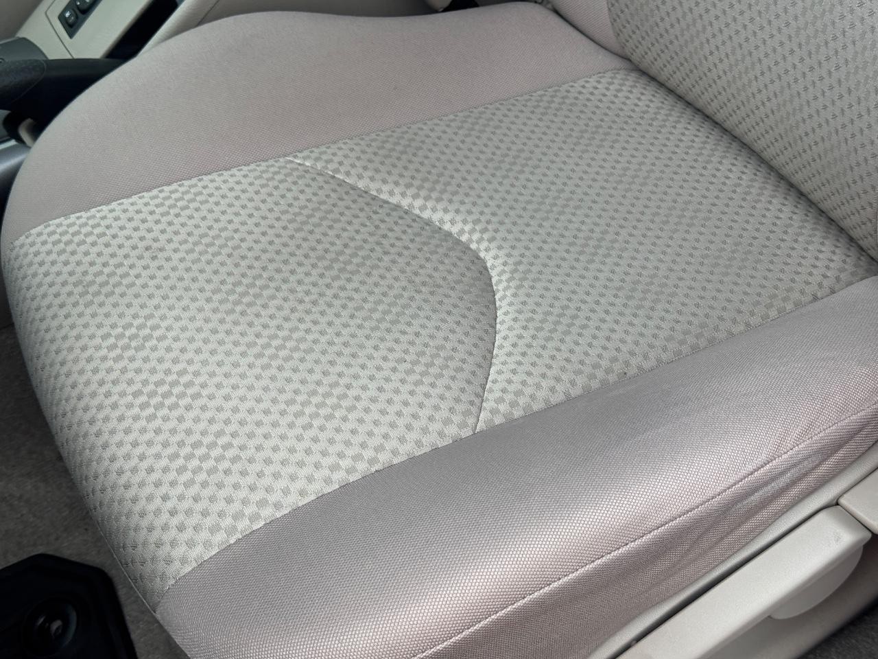 Toyota RAV4 Vehicle Full-screen Gallery Image 22