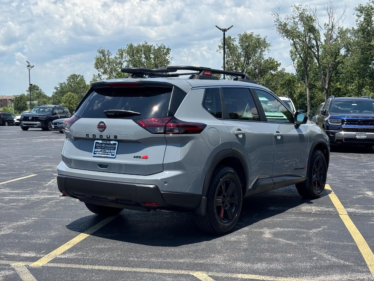 Nissan Rogue Vehicle Full-screen Gallery Image 04