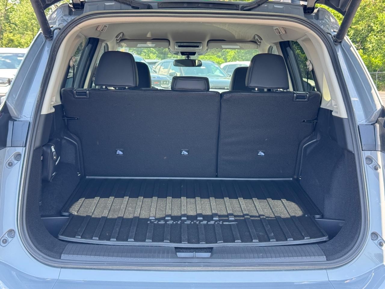 Nissan Rogue Vehicle Full-screen Gallery Image 05