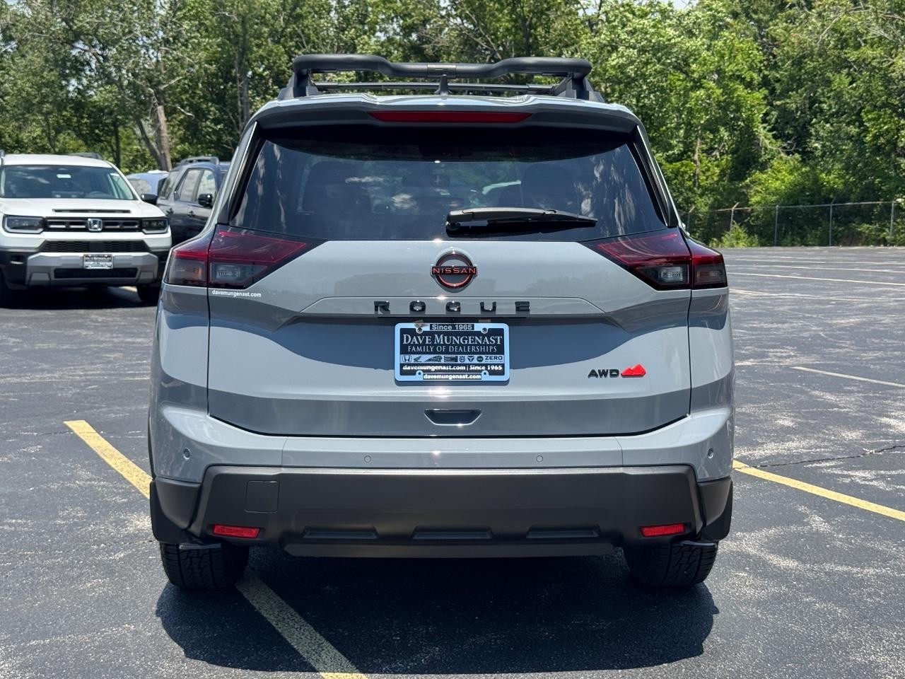 Nissan Rogue Vehicle Full-screen Gallery Image 06