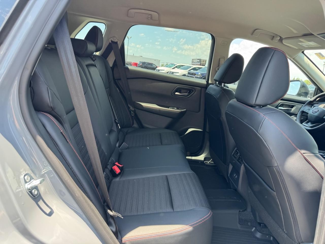 Nissan Rogue Vehicle Full-screen Gallery Image 11