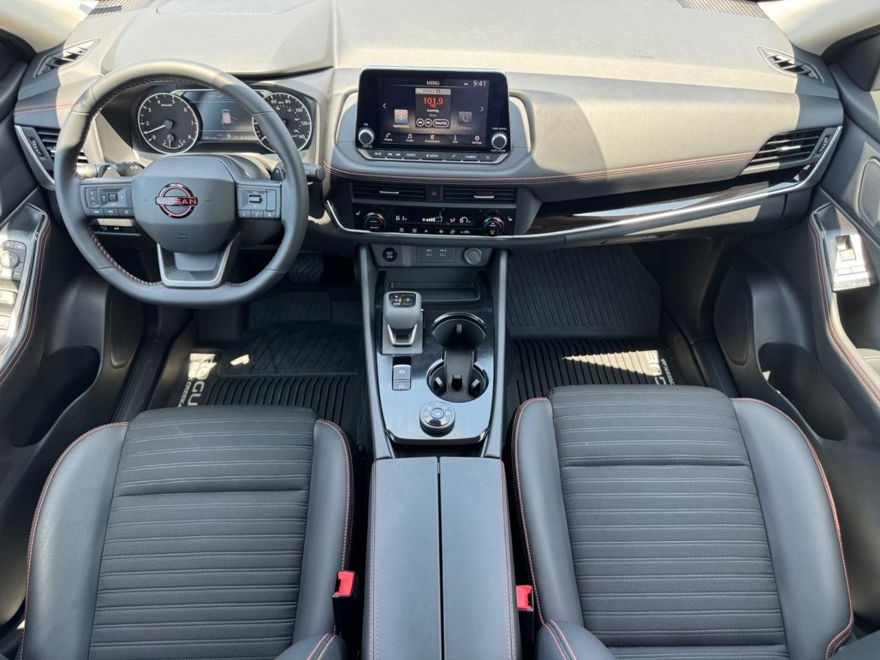 Nissan Rogue Vehicle Full-screen Gallery Image 12