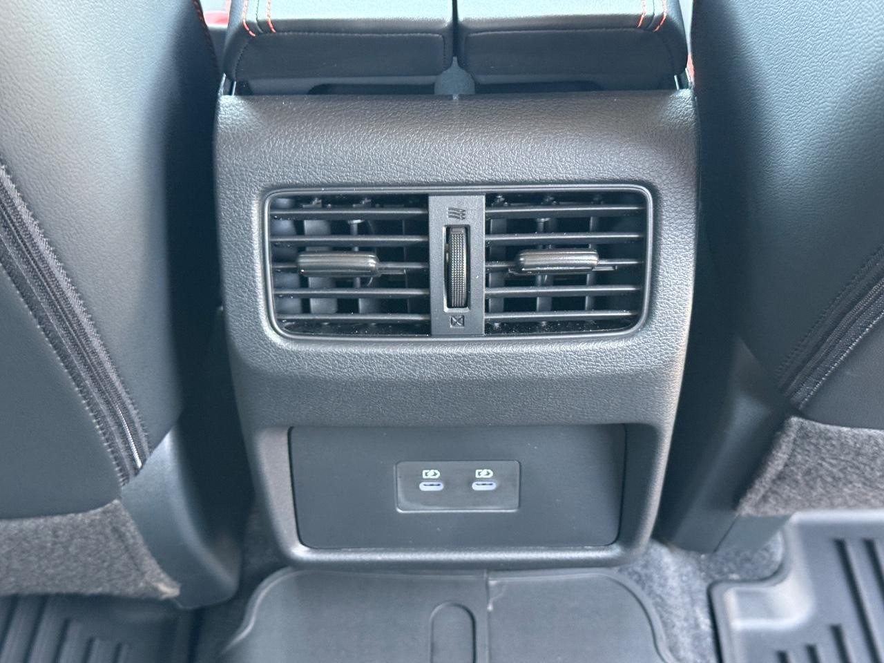 Nissan Rogue Vehicle Full-screen Gallery Image 17