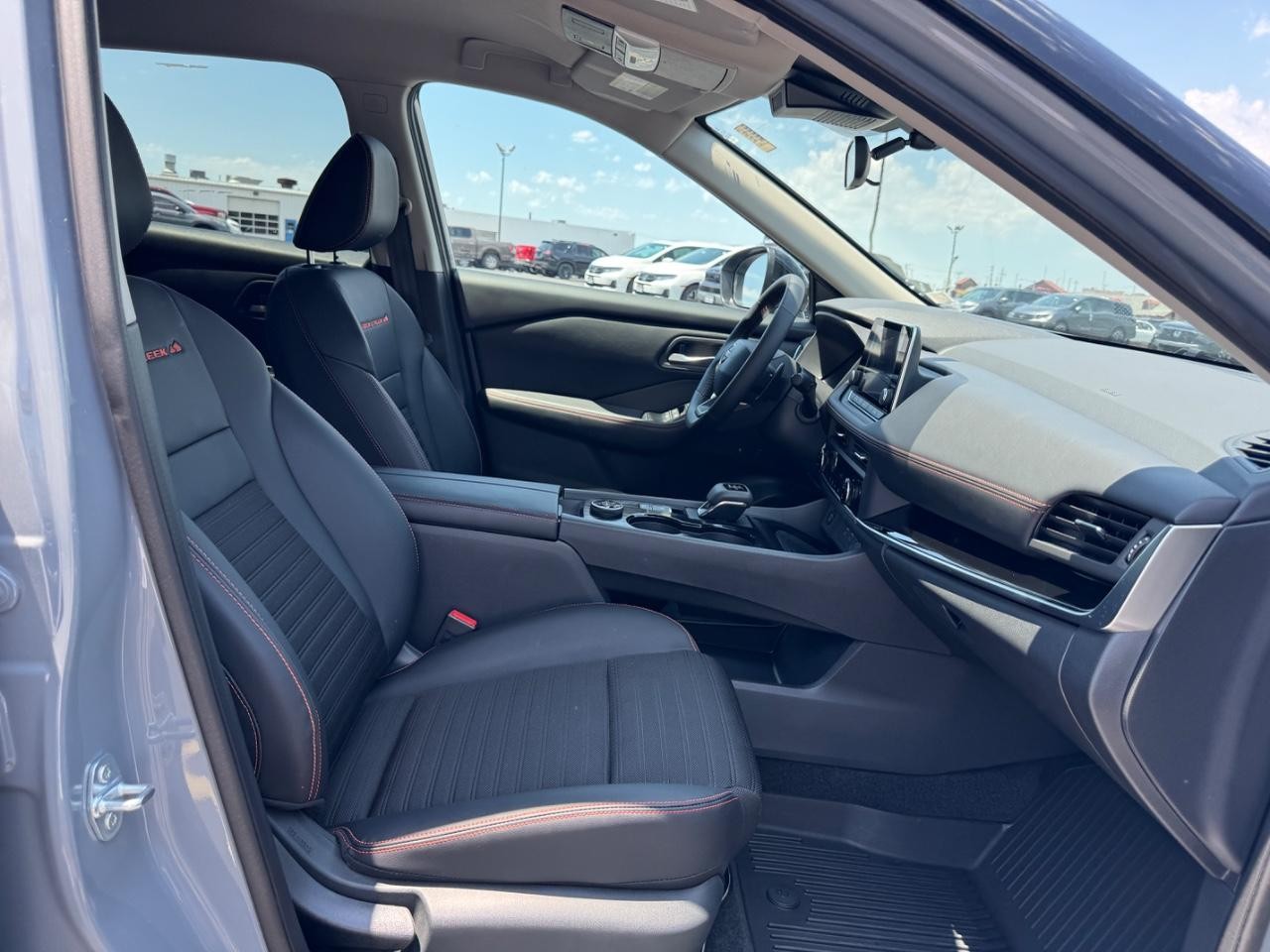 Nissan Rogue Vehicle Full-screen Gallery Image 18