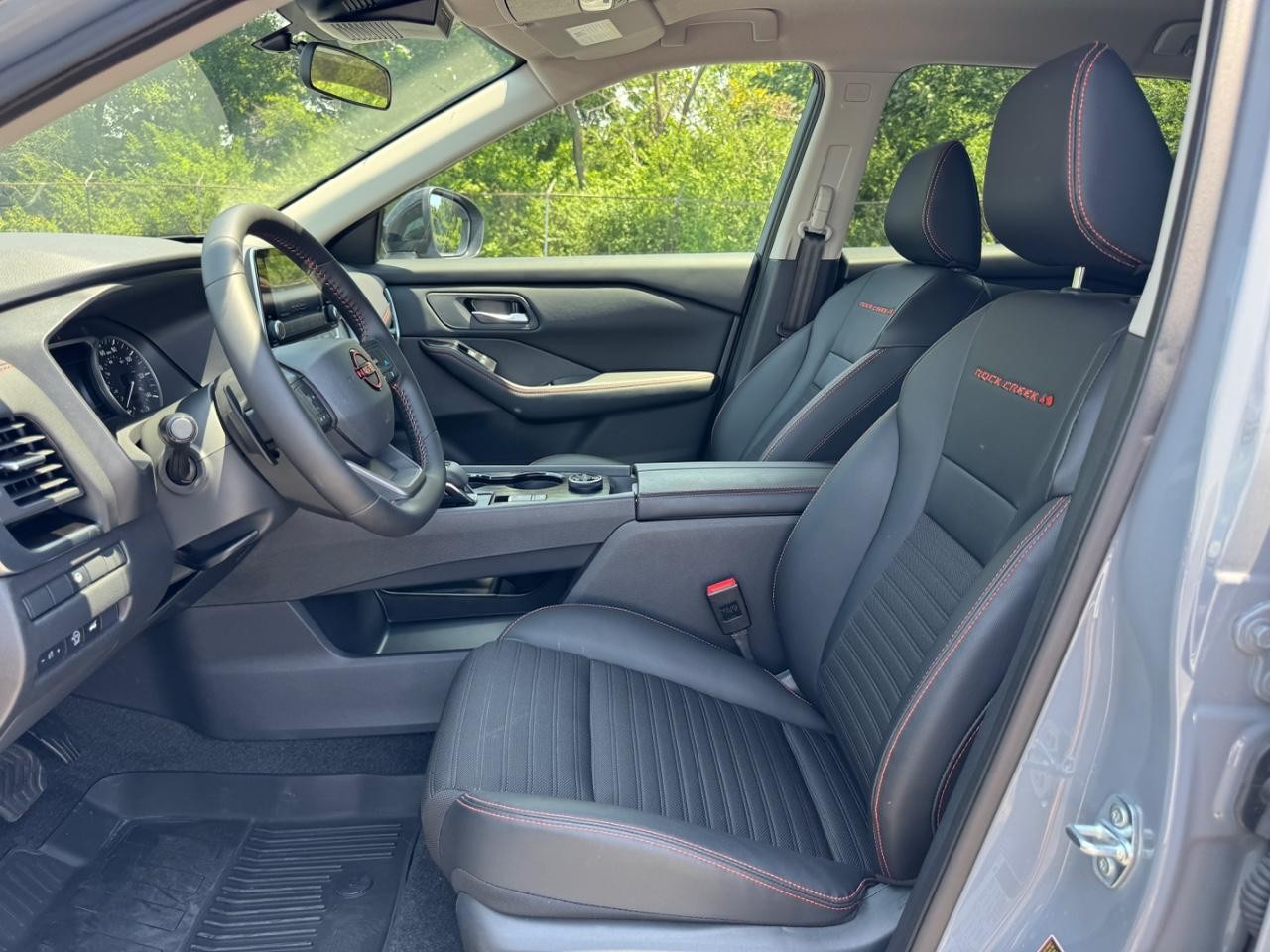 Nissan Rogue Vehicle Full-screen Gallery Image 19