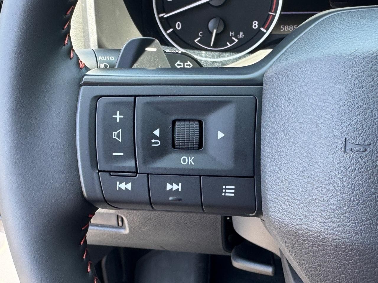 Nissan Rogue Vehicle Full-screen Gallery Image 21