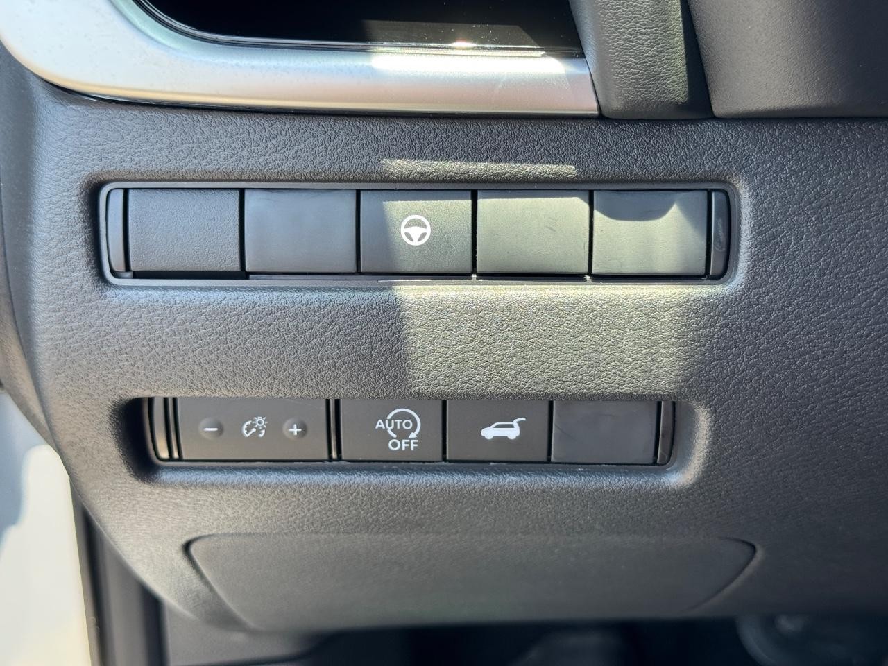 Nissan Rogue Vehicle Full-screen Gallery Image 23