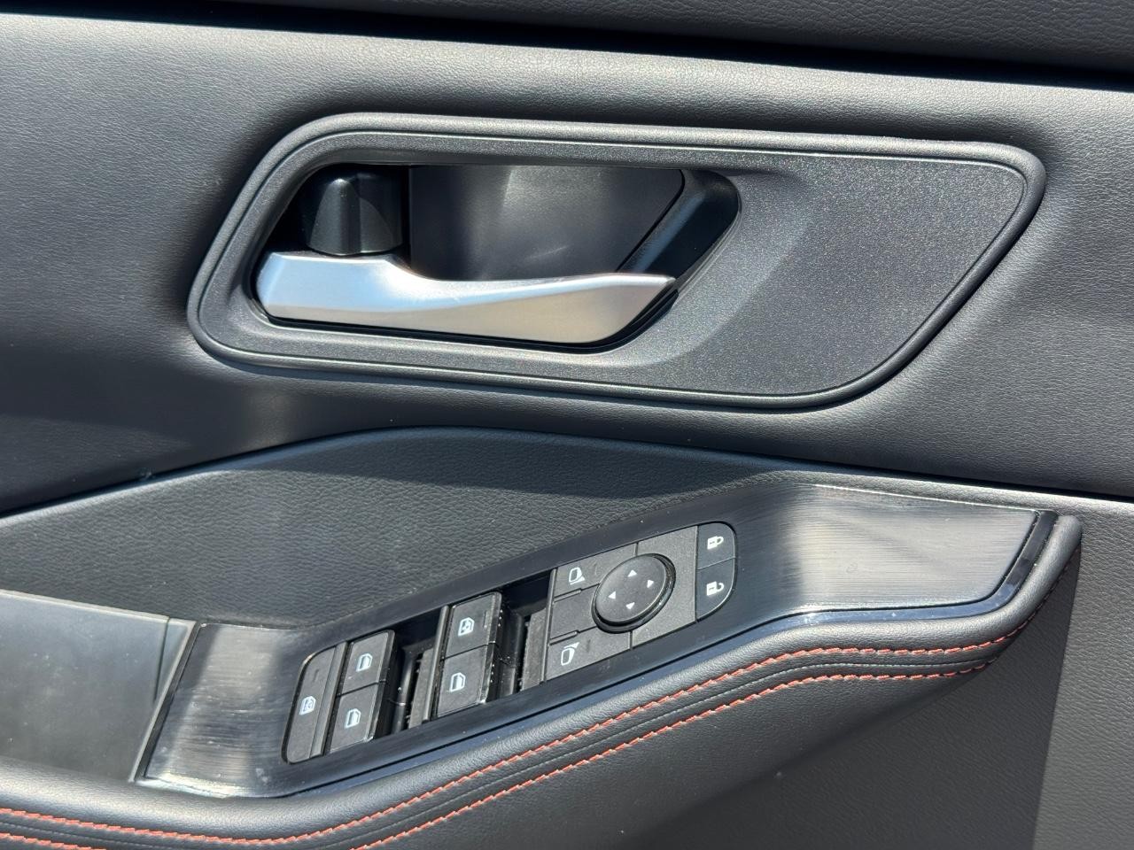 Nissan Rogue Vehicle Full-screen Gallery Image 25