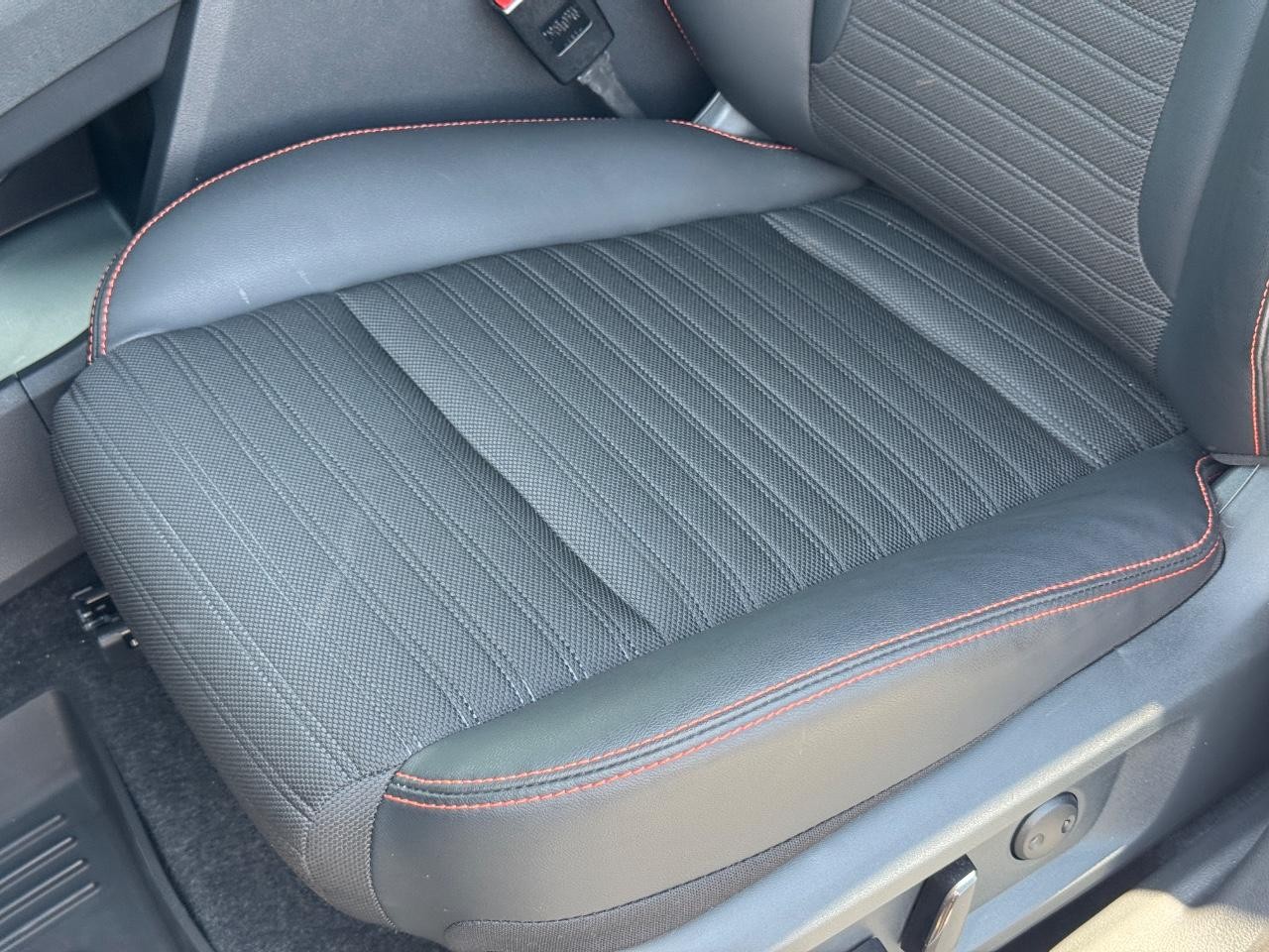 Nissan Rogue Vehicle Full-screen Gallery Image 26