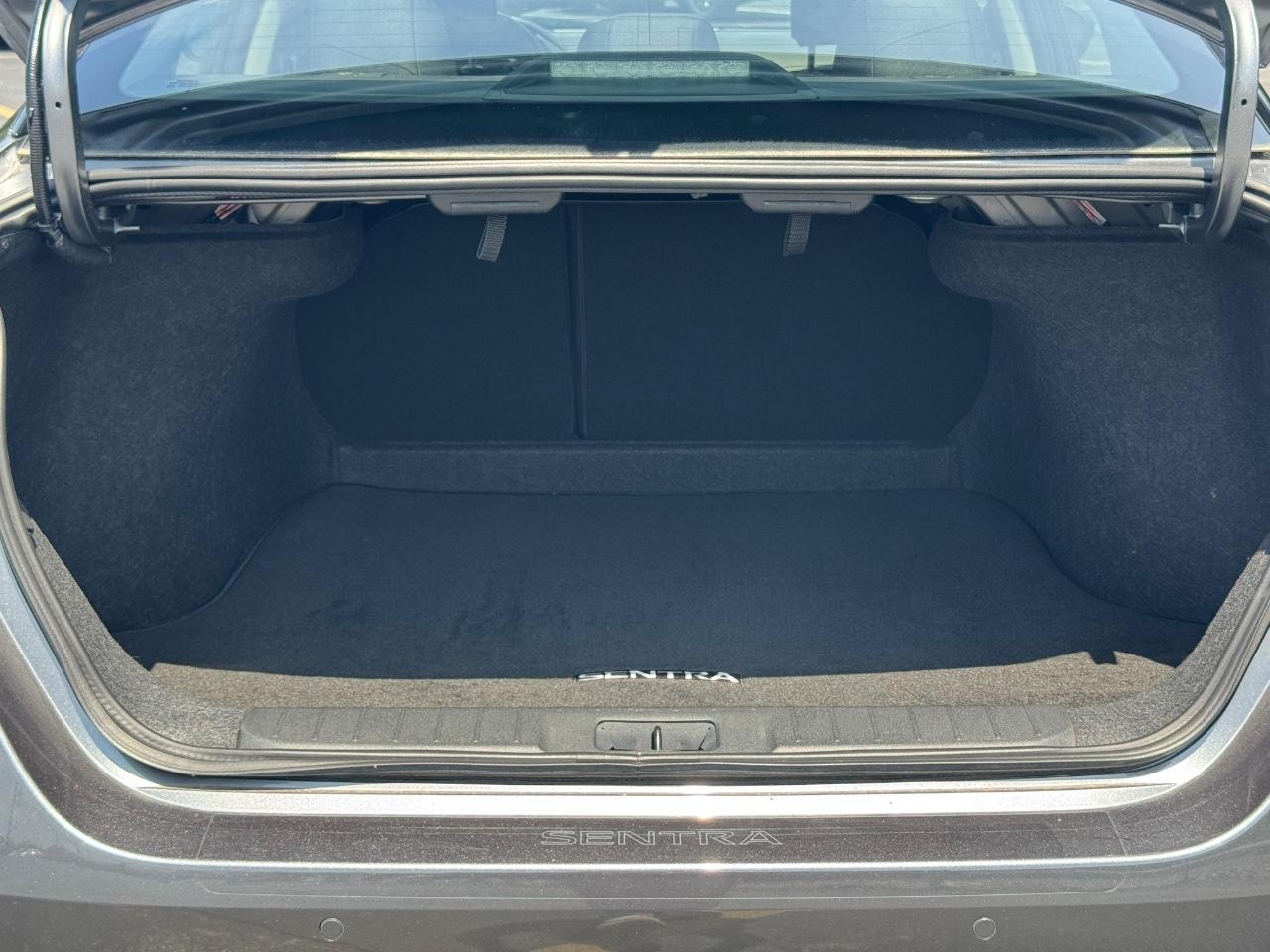 Nissan Sentra Vehicle Full-screen Gallery Image 05