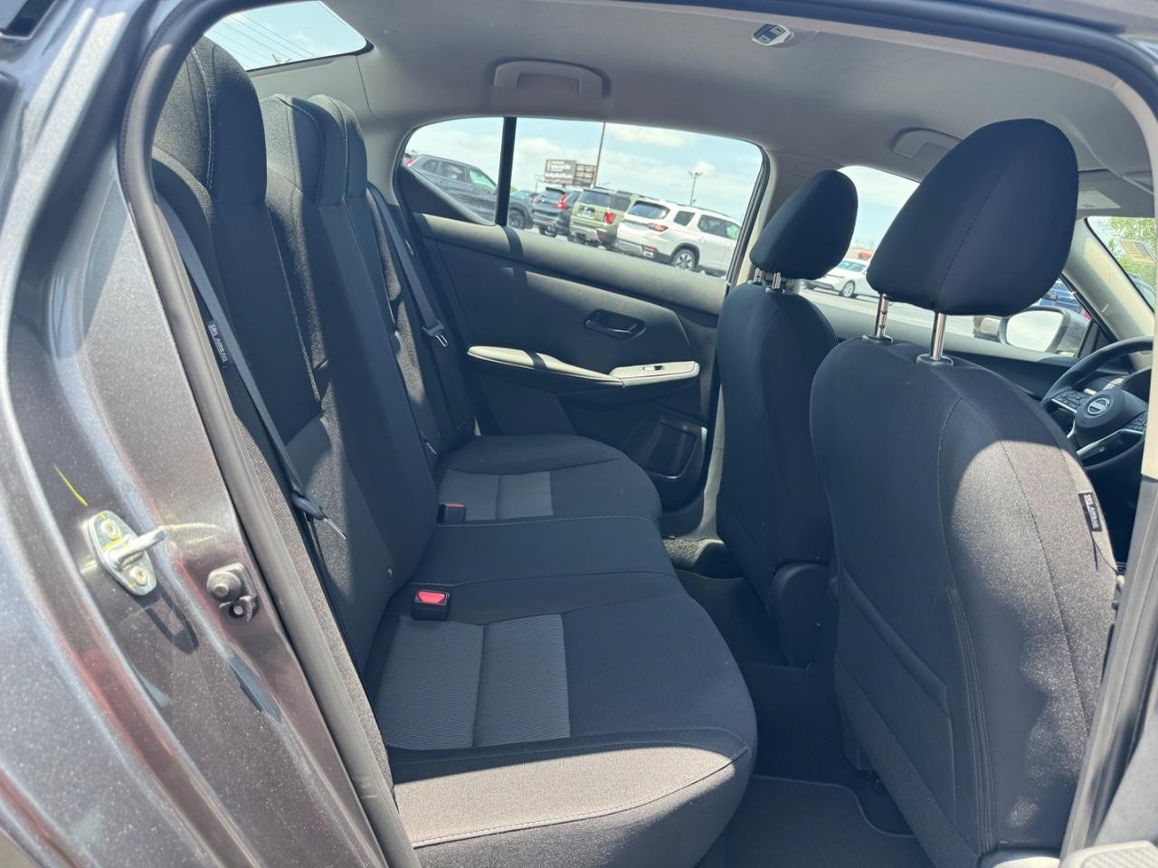 Nissan Sentra Vehicle Full-screen Gallery Image 11