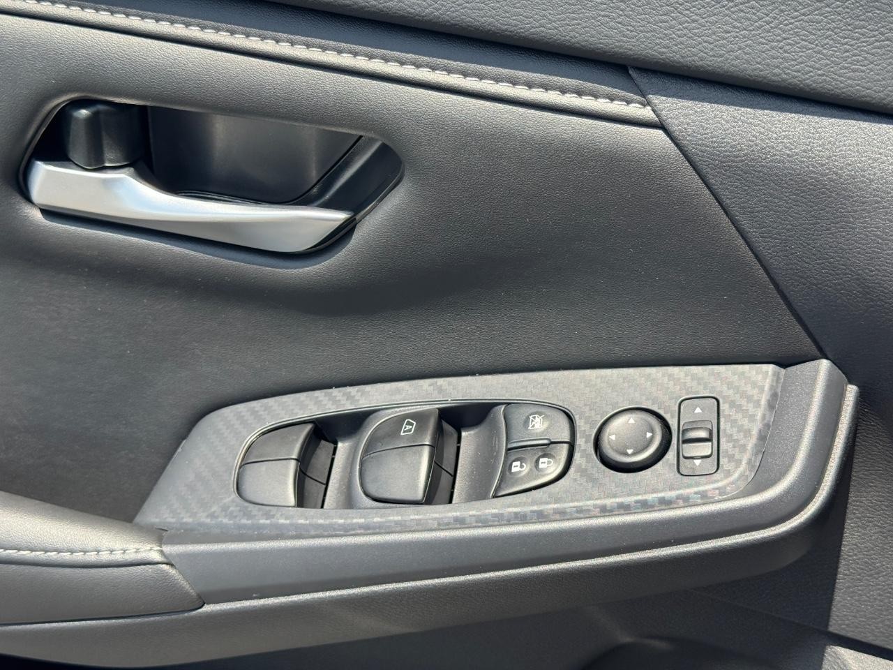 Nissan Sentra Vehicle Full-screen Gallery Image 24