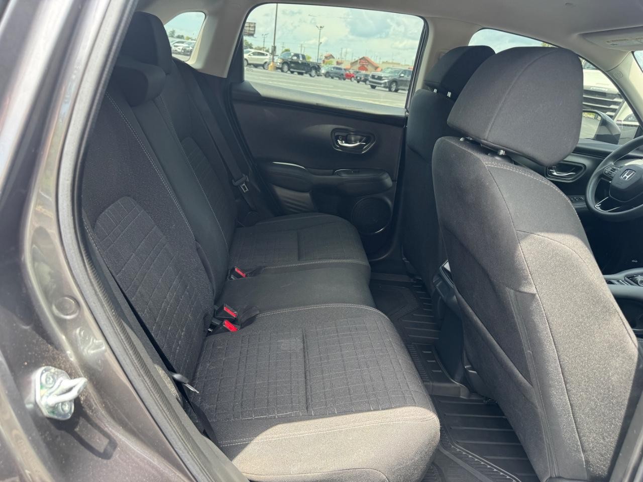 Honda HR-V Vehicle Full-screen Gallery Image 11