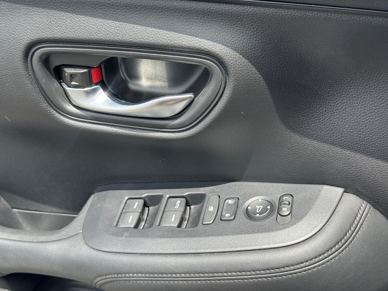 Honda HR-V Vehicle Full-screen Gallery Image 24
