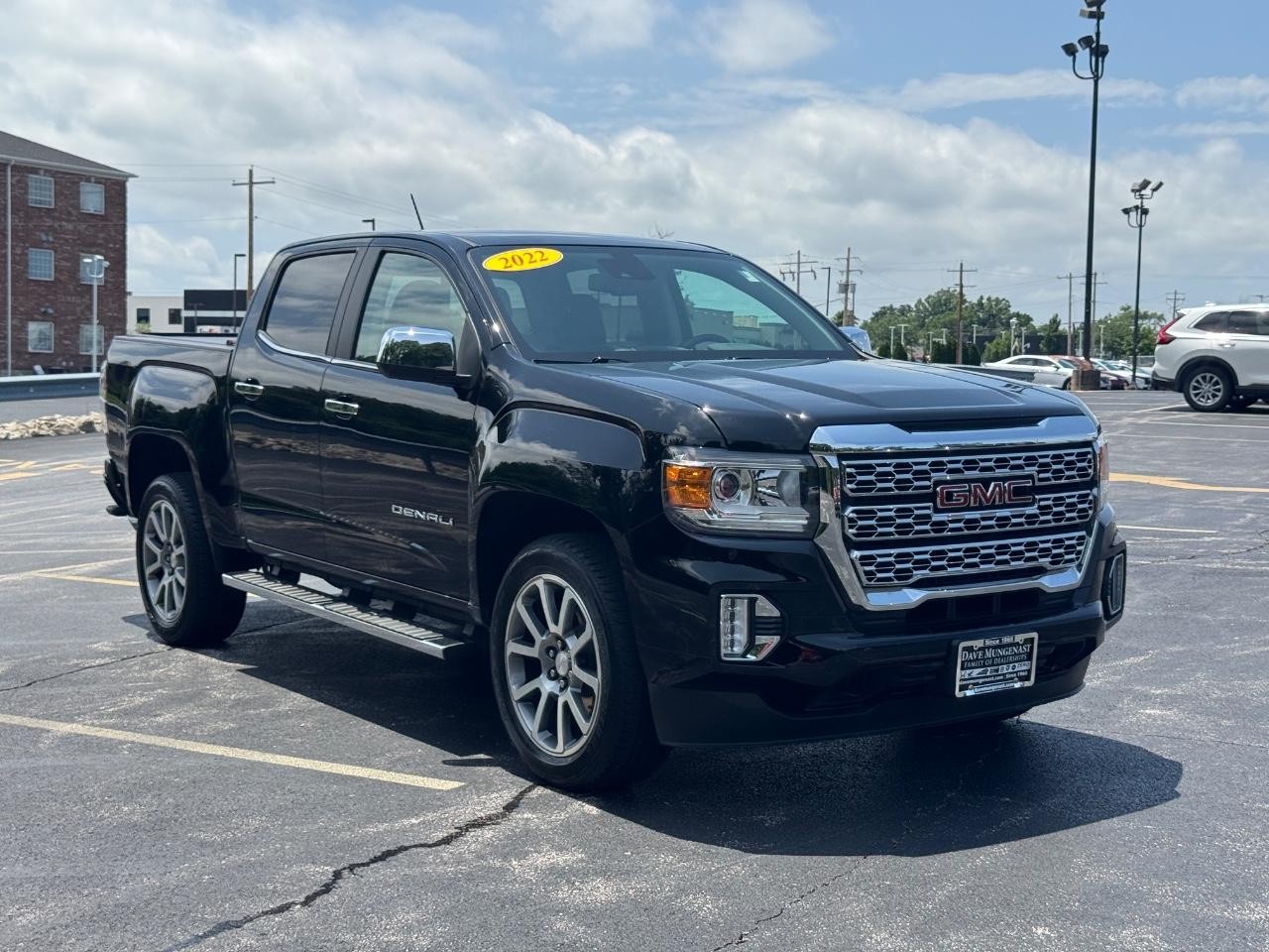 GMC Canyon Vehicle Full-screen Gallery Image 02